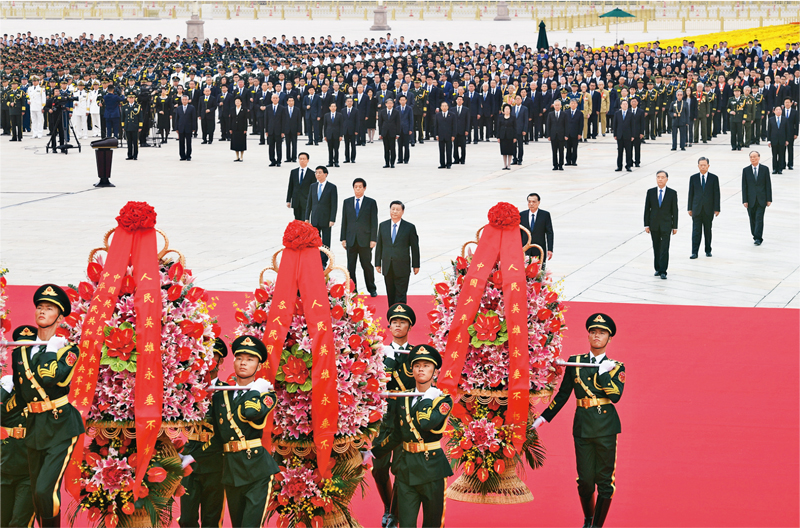 　　2021年9月30日上午，党和国家领导人习近平、李克强、栗战书、汪洋、王沪宁、赵乐际、韩正、王岐山等来到北京天安门广场，出席烈士纪念日向人民英雄敬献花篮仪式。 新华社记者 张领/摄