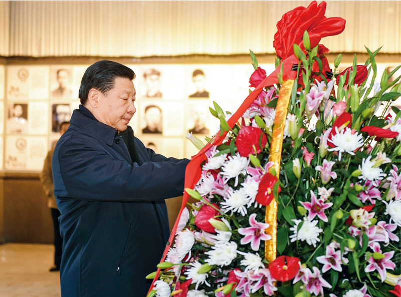  　　2016年2月1日至3日，中共中央总书记、国家主席、中央军委主席习近平来到江西，看望慰问广大干部群众和驻赣部队。这是2月2日，习近平在井冈山革命烈士陵园向革命烈士敬献花篮。 新华社记者 谢环驰/摄
