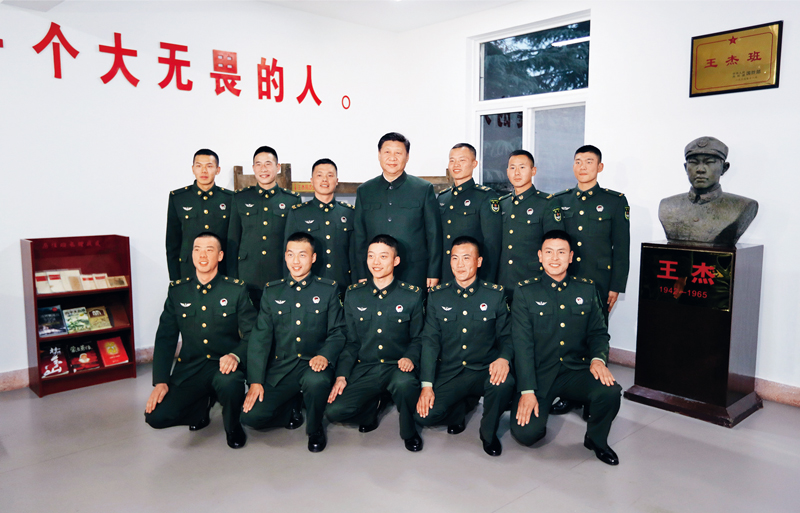  　　2017年12月13日，中共中央总书记、国家主席、中央军委主席习近平到第71集团军视察。这是习近平同“王杰班”战士合影。 新华社记者 李刚/摄