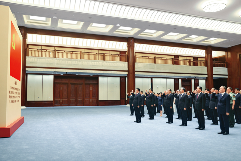  　　2021年6月18日，党和国家领导人习近平、李克强、栗战书、汪洋、王沪宁、赵乐际、韩正、王岐山等在中国共产党历史展览馆参观“‘不忘初心、牢记使命’中国共产党历史展览”。这是参观结束后，习近平带领党员领导同志一起重温入党誓词。 新华社记者 鞠鹏/摄