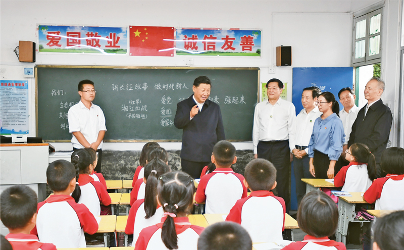  　　2020年9月16日至18日，中共中央总书记、国家主席、中央军委主席习近平在湖南考察。这是16日下午，习近平在郴州市汝城县文明瑶族乡第一片小学，同正在上思政课的同学们亲切交流。 新华社记者 谢环驰/摄