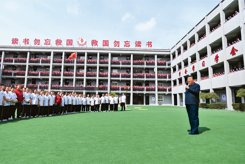  　　2021年9月13日至14日，中共中央总书记、国家主席、中央军委主席习近平在陕西省榆林市考察。这是14日上午，习近平在绥德实验中学考察时，同师生亲切交流。 新华社记者 谢环驰/摄
