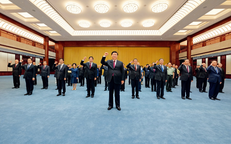 　　2021年6月18日，党和国家领导人习近平、李克强、栗战书、汪洋、王沪宁、赵乐际、韩正、王岐山等在中国共产党历史展览馆参观“‘不忘初心、牢记使命’中国共产党历史展览”。这是参观结束后，习近平带领党员领导同志一起重温入党誓词。 新华社记者 李学仁/摄