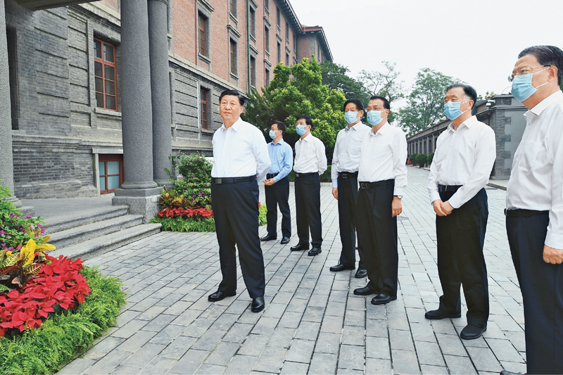 　　2021年6月25日，中共中央政治局就用好红色资源、赓续红色血脉举行第三十一次集体学习。这次集体学习采取参观和讨论相结合的形式，这是习近平、李克强、栗战书、汪洋、王沪宁、赵乐际、韩正等在北大红楼参观“光辉伟业　红色序章——北大红楼与中国共产党早期北京革命活动主题展”。 新华社记者 谢环驰/摄