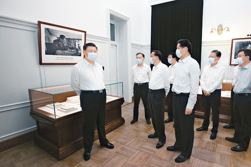 　　2021年6月25日，中共中央政治局就用好红色资源、赓续红色血脉举行第三十一次集体学习。这次集体学习采取参观和讨论相结合的形式，这是习近平、李克强、栗战书、汪洋、王沪宁、赵乐际、韩正等在中南海丰泽园参观毛泽东同志故居。 新华社记者 鞠鹏/摄