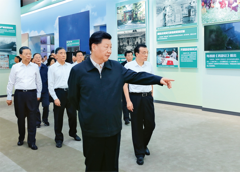 2019年9月23日，党和国家领导人习近平、李克强、汪洋、王沪宁、赵乐际、韩正、王岐山等在北京展览馆参观“伟大历程　辉煌成就——庆祝中华人民共和国成立70周年大型成就展”。　新华社记者 鞠鹏/摄