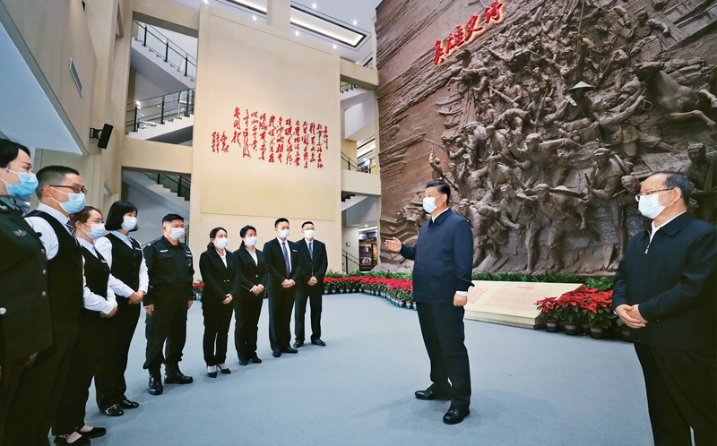 2021年4月25日至27日，中共中央总书记、国家主席、中央军委主席习近平在广西考察。这是25日上午，习近平在桂林市全州县，参观红军长征湘江战役纪念馆时，同工作人员亲切交谈。新华社记者 鞠鹏/摄